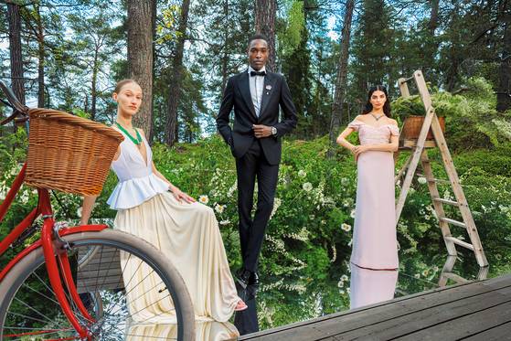 이탈리아 오트 쿠튀르 디자이너 지암바티스타 발리의 드레스를 입은 모델들이 앙 에킬리브르 주요 컬렉션을 착용한 모습. © Vanessa Tryde © Cartier