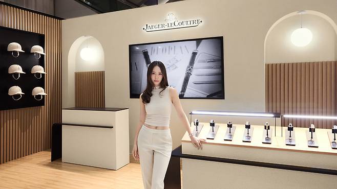 팝업 전시에 참석한 배우 크리스탈. 사진 예거 르쿨트르