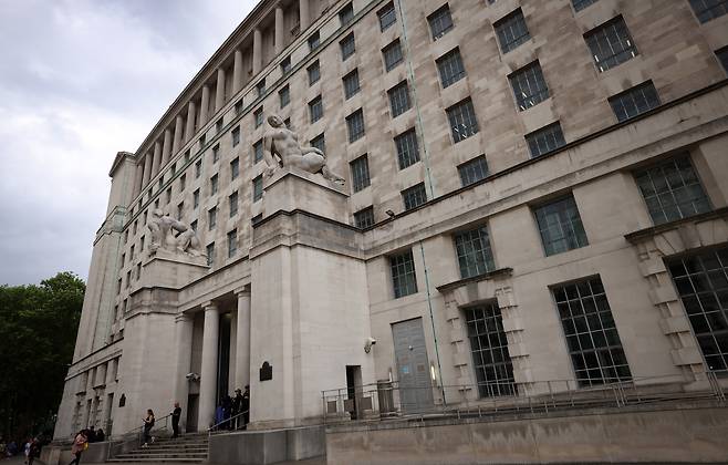 지난 15일(현지시간) 영국 런던 국방부(MoD) 전경. 국방부는 유출된 명단에 포함된 아프가니스탄 군인 600명과 그 가족 1800명이 아직 아프가니스탄에 남아 있는 것으로 보고 있다. EPA=연합뉴스