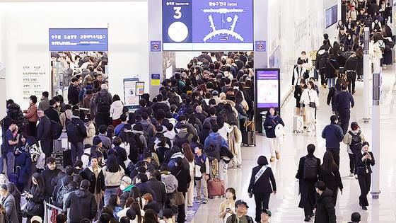 지난 설 연휴 명절 인천국제공항 제1여객터미널 출국장에서 승객들이 탑승 수속을 위해 줄을 서고 있다. 연합뉴스