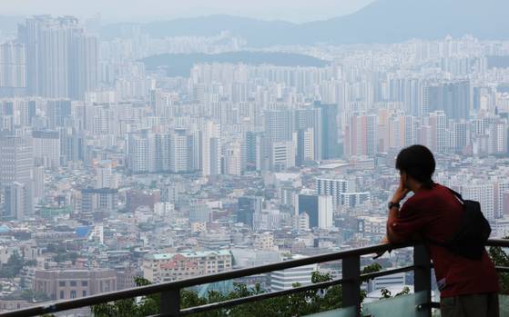 남산 N서울타워에서 바라본 서울 시내 아파트 단지 모습. 연합뉴스