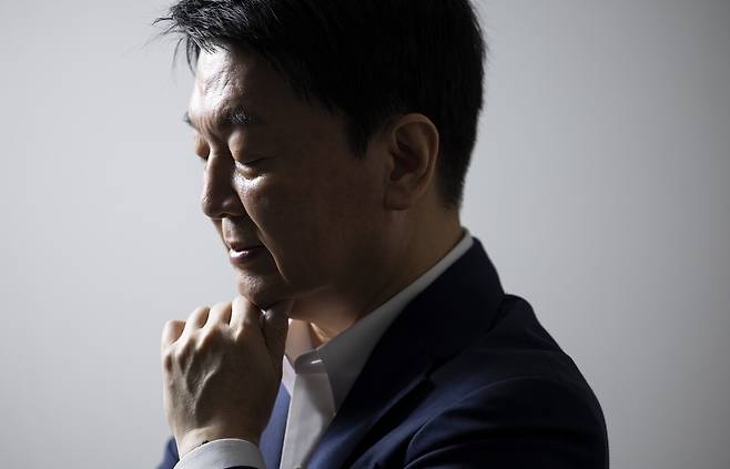 안철수 국민의힘 의원은 나락까지 추락한 보수 정당을 살리려면 일단 힘이 있어야 한다고 확신한다. 친윤의 견제를 뚫고 어떻게 지지세를 만들 수 있느냐가 안 의원의 숙제다. 최영재 기자