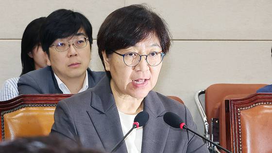 정은경 보건복지부 장관 후보자가 18일 국회 보건복지위원회에서 열린 인사청문회에서 의원 질의에 답변하고 있다. 연합뉴스