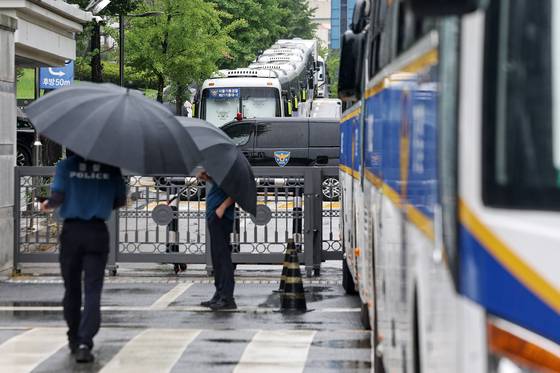윤석열 전 대통령의 구속적부심사 심문이 열린 18일 서울 서초구 서울중앙지방법원 출입로에서 경찰이 차량 진입을 통제하는 등 경계 근무를 하고 있다. 뉴스1