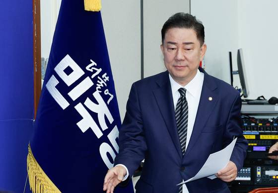 김병기 더불어민주당 대표 직무대행 겸 원내대표가 18일 오전 서울 여의도 국회에서 열린 최고위원회의에 입장하고 있다. 뉴스1
