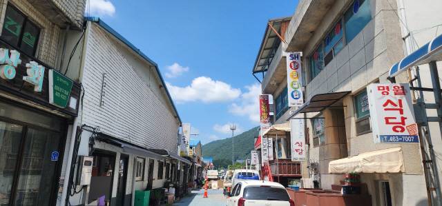 올해 지역상생 장병특식사업 예산이 대폭 줄면서 군부대에 의존해 생계를 이어가고 있는 인제 서화면 소상공인들의 생존권 위협이 현실화하고 있다. 사진은 서화리 상가의 모습.