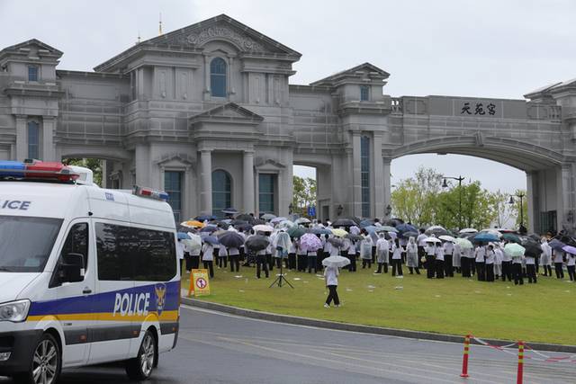 ▲ 김건희 여사의 각종 의혹들을 수사하는 민중기 특별검사팀이 통일교 시설과 관계자를 대상으로 압수수색에 나선 18일 오전 경기도 가평군 통일교 본부에서 신도들이 집회를 열고 있다. 2025.7.18 연합뉴스