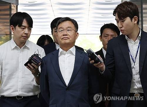 ▲ 화천대유자산관리 대주주 김만배 씨가 20일 오전 서울 서초구 서울중앙지법에서 열린 영장실질심사에 출석하기 위해 법정으로 향하고 있다. 2024.6.20  연합뉴스 자료사진