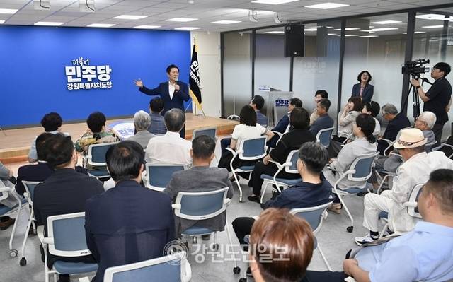 ▲ 정청래 더불어민주당 당대표 후보가 18일 강원도당을 방문해 당원들과 간담회를 하고 있다. 방도겸 기자