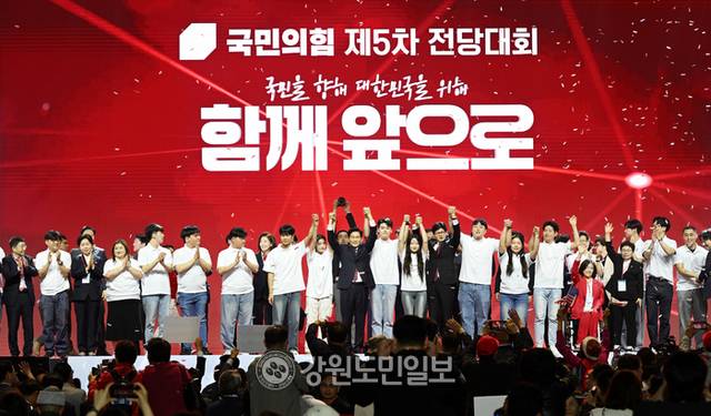 ▲ 국민의힘 대선 후보로 선출된 김문수 후보가 지난 3일 경기 고양시 킨텍스에서 열린 국민의힘 전당대회에서 한동훈 후보를 포함한 참석자들과 기념촬영을 하고 있다. 2025.5.3 김정호 기자 [강원도민일보 자료사진]