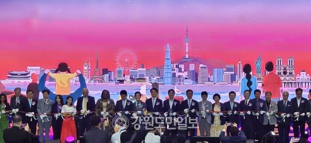 ▲ KITS조직위원회(위원장 정창수)와 대한민국 지방신문협의회(회장 김중석 강원도민일보 회장)가 공동주최하는 ‘제10회 대한민국 국제 관광박람회(KITS)’가 18일 경기 고양특례시 일산킨텍스 제2전시장 7홀에서 개막했다. 주요 내빈들이 테이프 컷팅을 통해 개막을 알리고 있다.