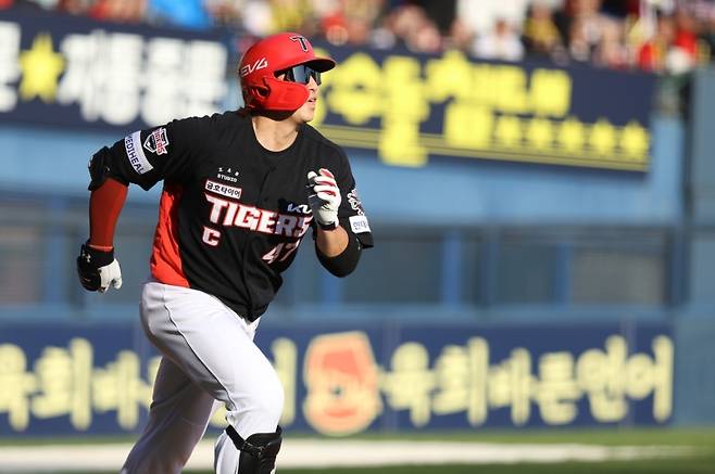 ▲ 타구를 지켜본 뒤 주루하는 나성범 [KIA 타이거즈]