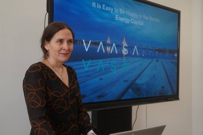 한나 말카마키 바사지역개발회사(VASEK) 관계자가 취재진에게 바사 지역과 ‘에너지 바사’ 클러스터에 대한 설명을 하고 있다.(사진 제공 : 한국언론진흥재단 공동취재단)