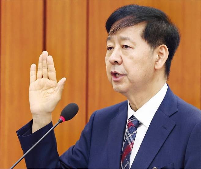 구윤철 부총리 겸 기획재정부 장관 후보자가 17일 국회 인사청문회에서 선서를 하고 있다. /최혁 기자