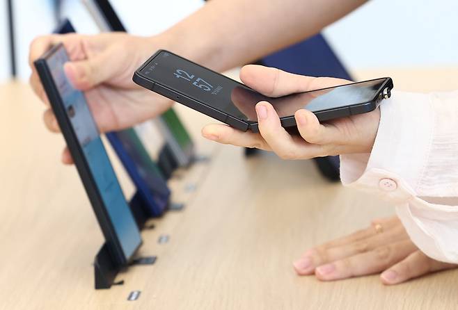 지난 15일 서울 서초구 삼성 강남에서 시민들이 갤럭시Z폴드7을 살펴보고 있다.  /사진=연합뉴스