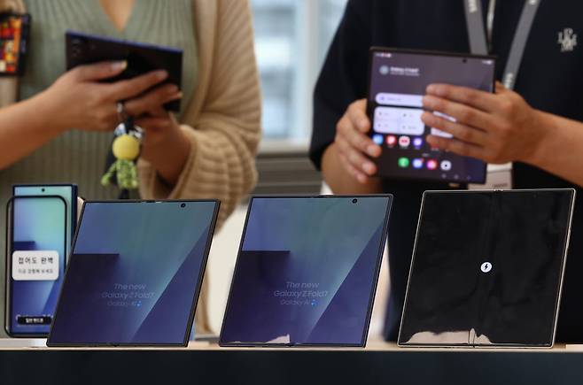 지난 15일 서울 서초구 삼성 강남에서 시민들이 갤럭시Z폴드7을 살펴보고 있다.  /사진=연합뉴스
