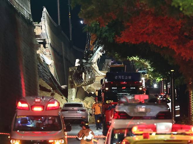 16일 오후 경기 오산시 가장교차로 고가도로 옹벽이 무너져 소방관들이 매몰된 차량을 구출하고 있다.  사진=뉴스1