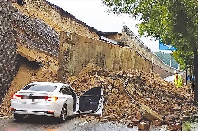 16일 오후 경기 오산시 가장교차로 고가도로 옹벽이 무너져 소방관들이 매몰된 차량 구조작업을 하고 있다. 사진=경기도소방재난본부 제공
