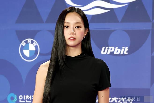 방송인 혜리가 18일 오후 인천 영종도 파라다이스시티 크로마에서 열린 '제4회 청룡시리즈어워즈' 레드카펫 행사에 참석해 포토타임을 갖고 있다. / 변성현 한경닷컴 기자 byun84@hankyung.com