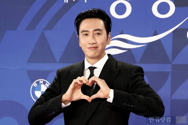 배우 이광수가 18일 오후 인천 영종도 파라다이스시티 크로마에서 열린 '제4회 청룡시리즈어워즈' 레드카펫 행사에 참석해 포토타임을 갖고 있다. / 변성현 한경닷컴 기자 byun84@hankyung.com