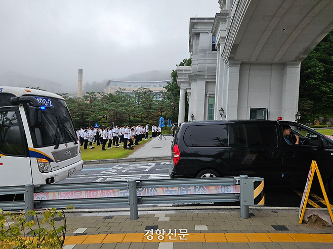 18일 경기 가평군 천정궁에 특검팀 수사관들이 들어가고 있다. 이홍근 기자