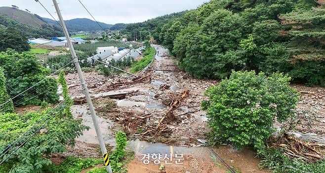 지난 17일 충남 서산시 한 국도가 폭우에 쓸려 내려온 토사에 막혀 있다. 서산|성동훈 기자