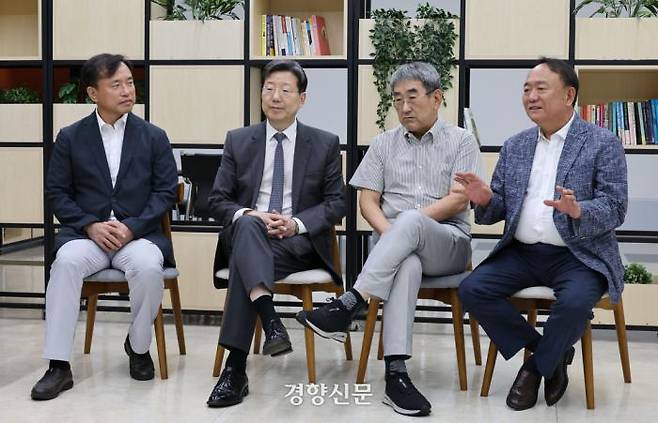 (From left) Yonsei University Law School Professor Kim Jong-chul, Korea University Law School Emeritus Professor Kim Seon-seok, Yonsei University Law School EmeritusProfessor Jeon Kwang-seok, and Ajou University Law School Professor Lee Hun-hwan talk about the meaning of the first Constitution after the December 3 emergency martial law at Yeodahyang, Kyunghyang Shinmun, Jung-gu, Seoul on July16. / Reporter Kim Chang-gil
