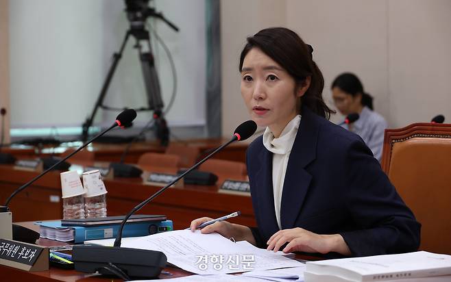 강선우 여성가족부 장관 후보자가 지난 14일 국회 여성가족위원회에서 열린 인사청문회에서 의원들의 질의에 답변하고 있다. 권도현 기자