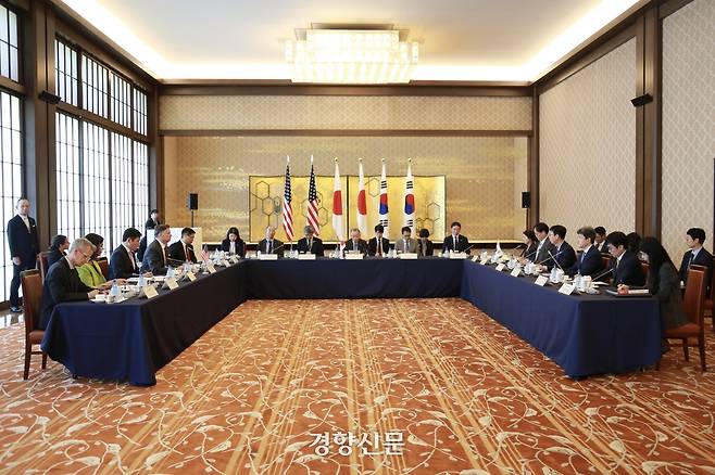 박윤주 외교부 1차관과 크리스토퍼 랜다우 미 국무부 부장관, 후나코시 다케히로 일본 외무성 사무차관이 18일 일본 도쿄에서 제15차 한·미·일 외교차관 협의회를 열고 있다. 외교부 제공