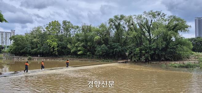 18일 광주시 광주천에서 소방대원들이 폭우 속에서 실종된 사람을 찾기 위해 수색을 진행하고 있다. 광주소방본부 제공.