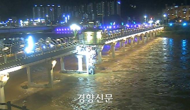 18일 오후 9시30분 전남 나주시 영산강 지류 남평대교의 수위가 불어나 있다. 영산강홍수통제소 CCTV 캡쳐.