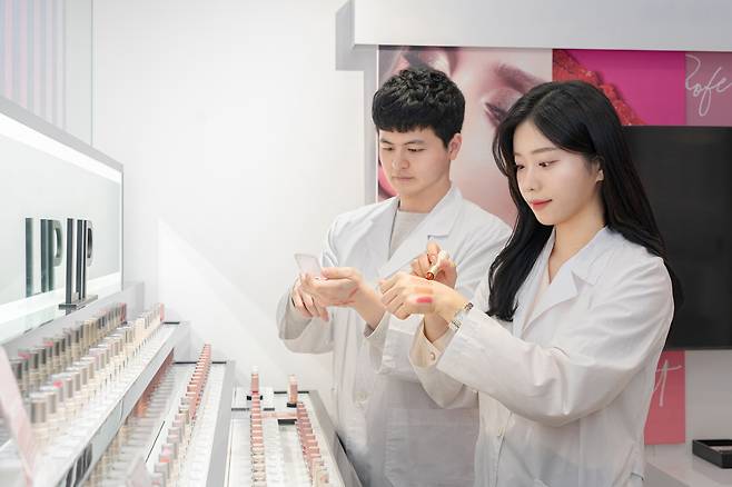 Kolmar Korea researchers try out color products [KOLMAR KOREA]