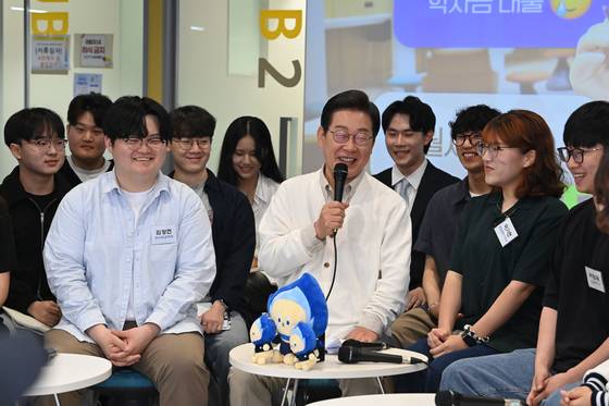President Lee Jae Myung speaks after meeting with students at Ajou University in Suwon, Gyeonggi, on May 26, when he was the Democratic Party’s presidential candidate. [JOONGANG ILBO]