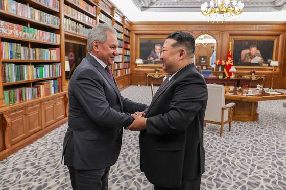 North Korean leader Kim Jong-un, right, meets with Russia's Security Council Secretary Sergei Shoigu in Pyongyang on July 4, in this file photo released by the North's official Rodong Sinmun the next day. It marks Shoigu's third visit to North Korea this year. [NEWS1]