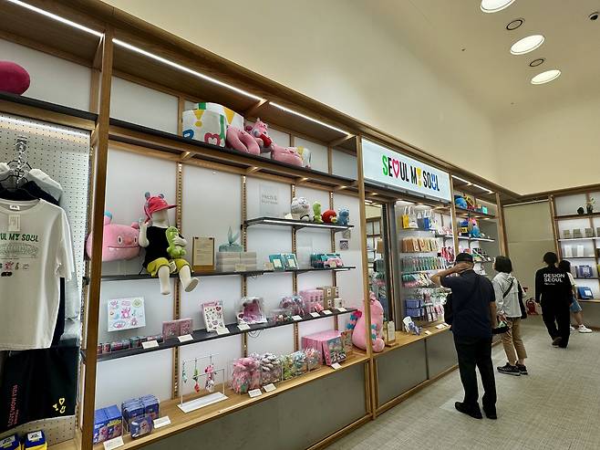 Visitors browse Seoul city goods at the Seoul My Soul shop in Dongdaemun Design Plaza in Jung District, central Seoul, on July 16. [CHO JUNG-WOO]