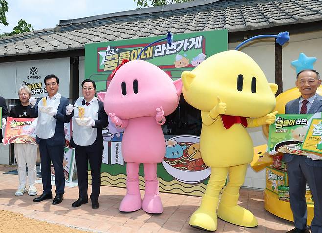 Daejeon Mayor Lee Jang-woo and city mascot Kkumdori showcase the city's ramyeon in Dong District, Daejeon, on June 9. [NEWS1]