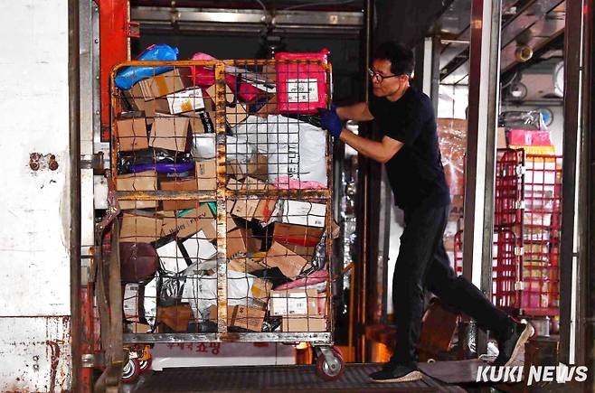 동서울우편물류센터에서 택배노동자가 물품을 분류하고 있다. 쿠키뉴스