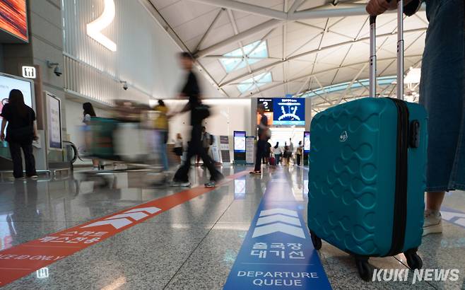 인천국제공항 제1터미널 출국장 앞에서 관광객들이 이동하고 있다. 사진은 기사 내용과 무관. 사진=유희태 기자