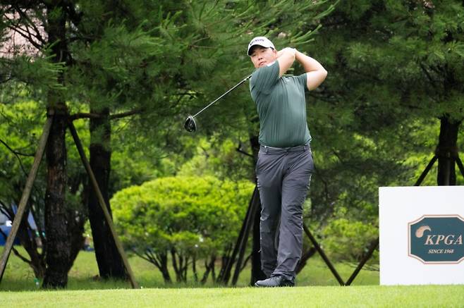 연장 접전 끝에 KPGA 챌린지투어 12회 대회 우승을 차지한 김태우(27). KPGA 제공