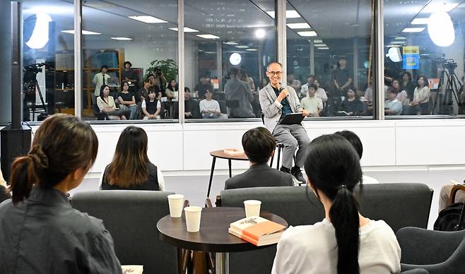 김기석 청파교회 원로목사가 지난 4일 서울 여의도 국민일보 K라운지서 열린 북콘서트 ‘국민일독’에서 청중의 질문을 듣고 있다. 신석현 포토그래퍼