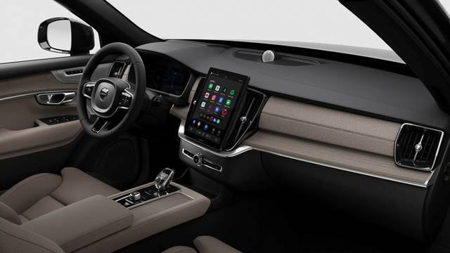 볼보의 신형 XC90 내부 모습. 중앙 디스플레이의 크기가 기존보다 커졌다. 스웨덴 브랜드 오레포스가 제작한 크리스털 기어노브를 장착했다. 볼보코리아 제공