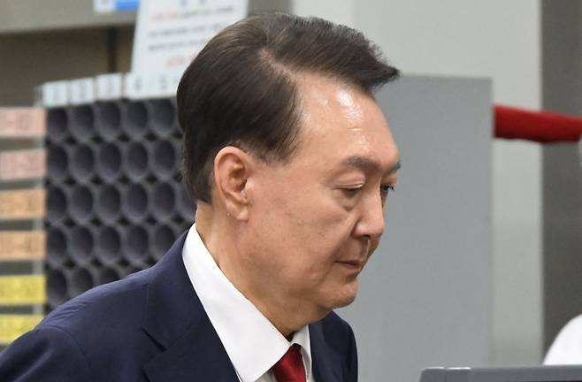 12.3 비상계엄 사태 관련 내란 혐의를 받는 윤석열 전 대통령이 지난 9일 서울 서초구 서울중앙지방법원에서 구속 전 피의자 심문(영장실질심사)을 마치고 법원을 나서고 있다. 사진공동취재, 연합뉴스