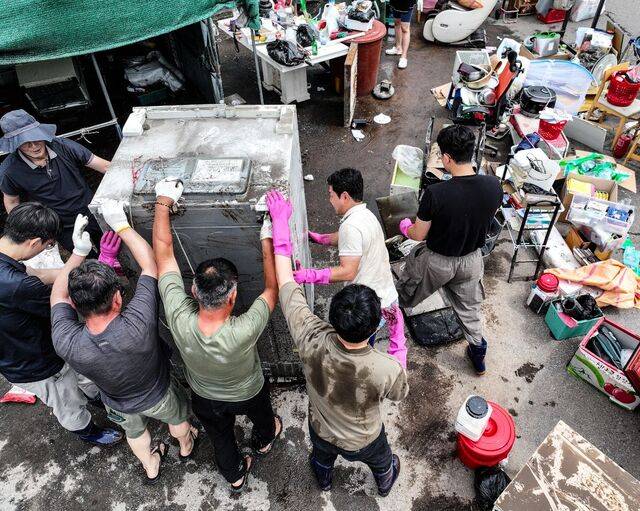 지난 17일 쏟아진 기록적인 폭우로 침수됐던 대구 북구 노곡동의 한 주택에서 18일 주민과 공무원들이 복구 작업을 하고 있다. 전날 집중 호우로 노곡동 일대가 물에 잠겨 주택과 상가 20곳이 침수 피해를 입었고, 주민 20여명이 소방당국 도움으로 구명보트 등을 이용해 대피했다. 연합뉴스