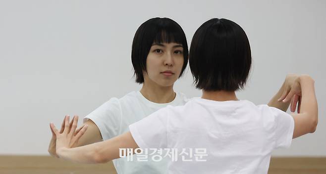 다음 달 세종문화회관 ‘싱크 넥스트 25’에서 신작 ‘우리’를 선보이는 안무가 해니. ‘우리 내면의 대화’를 주제로 체코 안무가 미스터 크리스와 협업 중인 그가 연습실 거울 앞에서 동작을 취해 보이고 있다. 이승환 기자