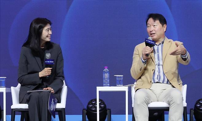 최태원 대한상공회의소 회장이 18일 경주에서 열린 대한상의 하계포럼 'AI 토크쇼'에서 발언하고 있다. 왼쪽은 정신아 카카오 대표.  대한상의