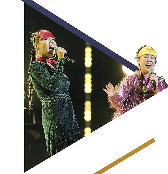 여우락 페스티벌 중 지난 9~10일 국립극장 하늘극장에서 열린 '두 사랑 이야기' 공연에서 함께 노래하는 가수 인순이와 서도민요 소리꾼 유지숙(왼쪽부터).
국립극장