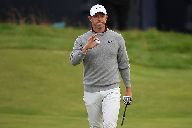 팬에 인사하는 로리 매킬로이. AFP연합뉴스