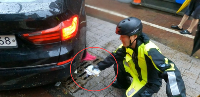 소방대원, 호우에 떠내려온 돈뭉치 경찰에 전달. [사진 출처 = 광주 북부소방서]