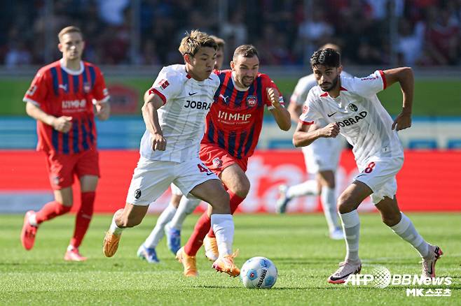 도안 리츠(27·일본)가 독일 분데스리가에 남을 것으로 보인다. 독일 ‘빌트’는 7월 17일 “도안이 올여름 SC 프라이부르크를 떠나 아인트라흐트 프랑크푸르트로 향한다”고 보도했다. 매체는 이어 “보루시아 도르트문트도 도안 영입에 큰 관심이 있었다. 도안은 연봉, 출전 기회 등을 종합적으로 고려해 가장 좋은 제안을 건넨 프랑크푸르트를 택했다”고 덧붙였다. 사진=AFPBBNews=News1