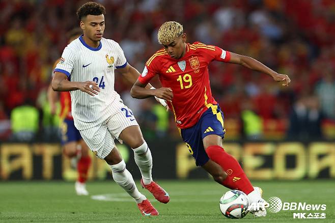 야말에게 바르셀로나는 어떤 의미일까. 야말은 “바르셀로나는 내 인생”이라며 “나는 7살 때부터 여기에 있었다”고 말했다. 이어 “라 마시아에 있는 모든 유소년이 바르셀로나 1군에서 뛰는 걸 꿈꾼다. 나도 그랬다. 어릴 적부터 바르셀로나 1군에서 뛰는 게 목표였다. 나는 계속해서 꿈을 향해 나아가야 한다. 나는 오랫동안 이 팀의 중심에 서고 싶다”고 했다. 사진=AFPBBNews=News1